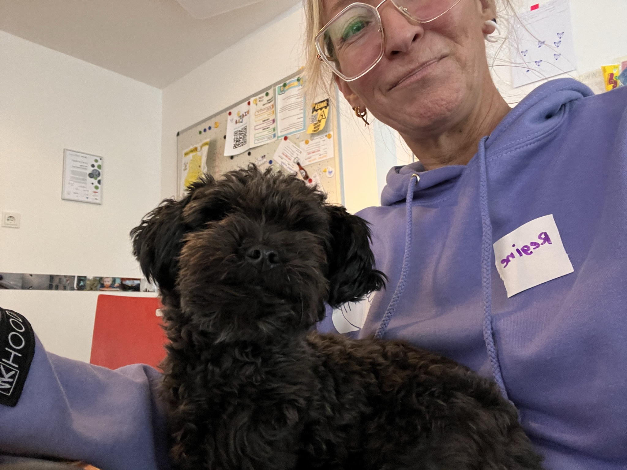 Regine mit ihrem kleinen schwarzen Hund zu Gast beim MiniMaker Nachmittag