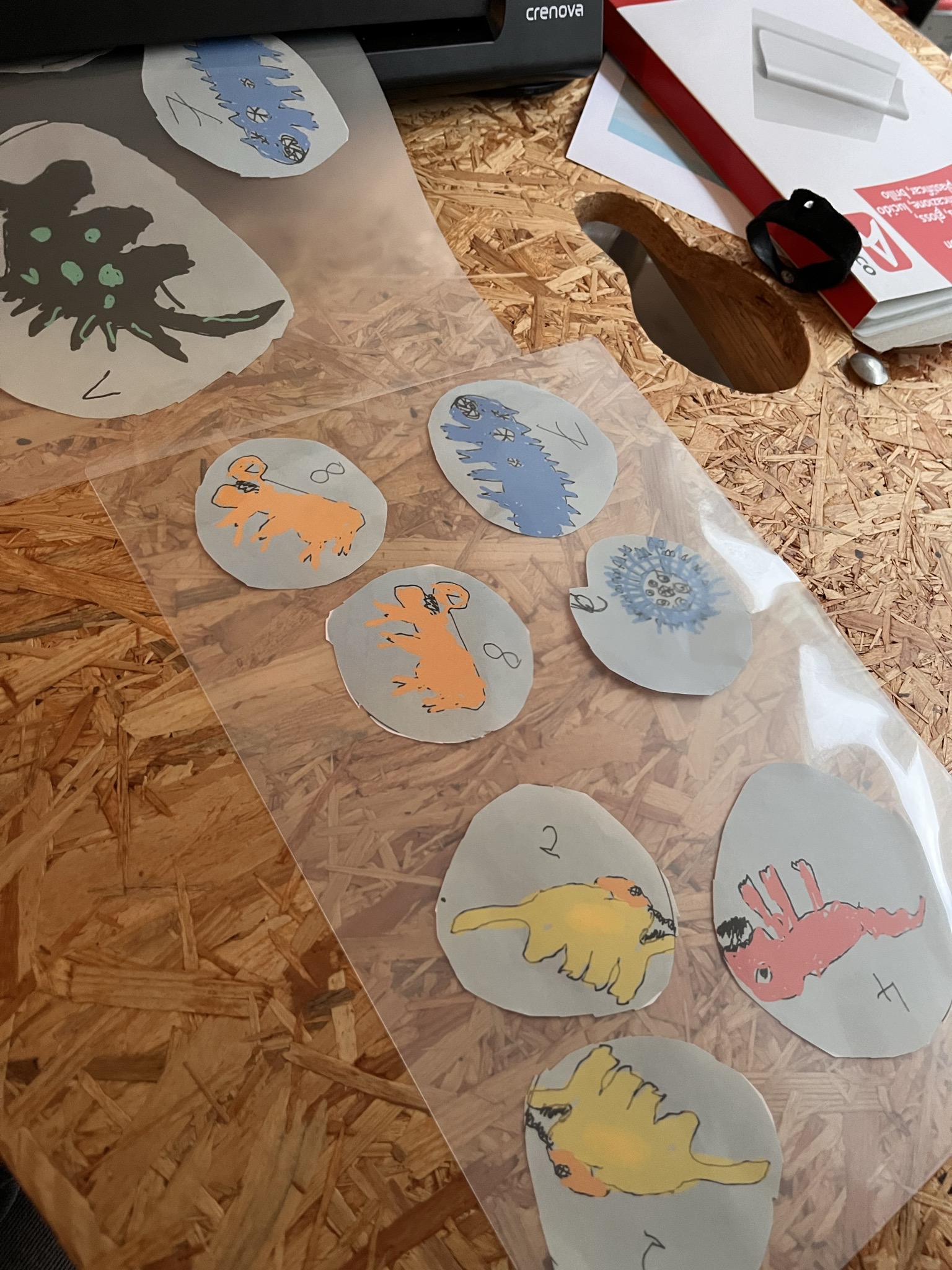 Ausgeschnittene Tierfiguren auf Folie gedruckt beim MiniMaker Abschluss