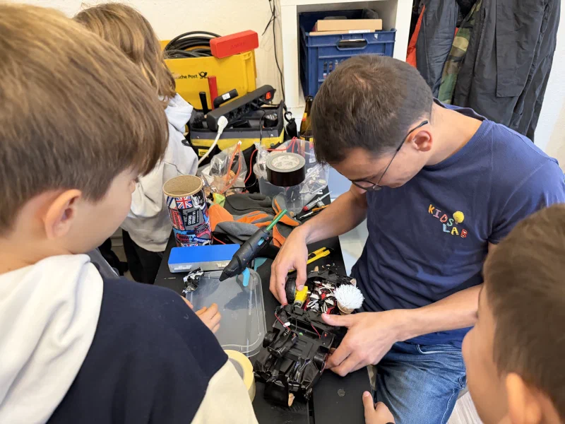 Mentor hilft beim Roboter-Bauen