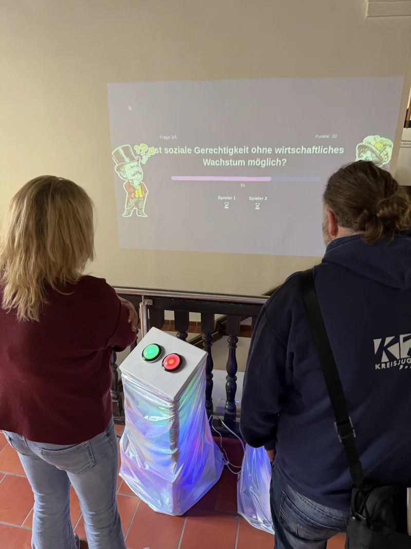 Zwei Spieler am Konsensomat bei der Abstimmung