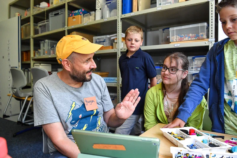 Kinder programmieren LEGO Roboter am Laptop