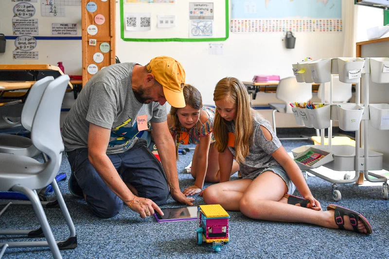 Kinder testen LEGO Spike Prime Roboter