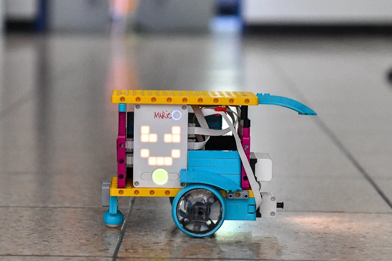 LEGO Spike Prime Roboter mit Smiley-Display