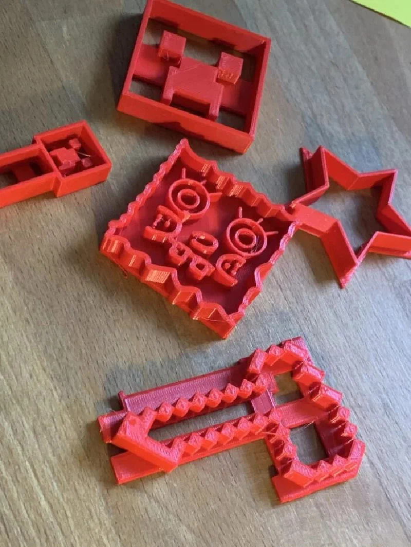 Kinder basteln 3D-Plätzchenausstecher im Workshop