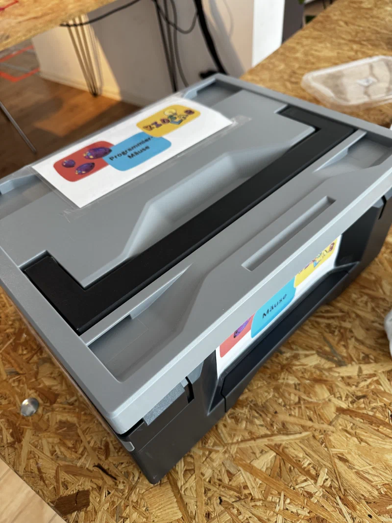 Lernkoffer mit Roboter-Mäusen geschlossen