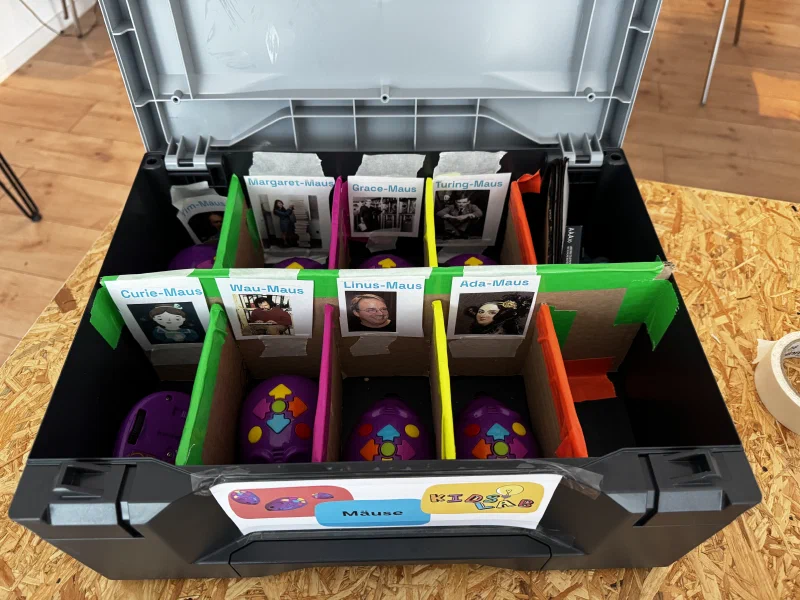 Lernkoffer mit Roboter-Mäusen offen