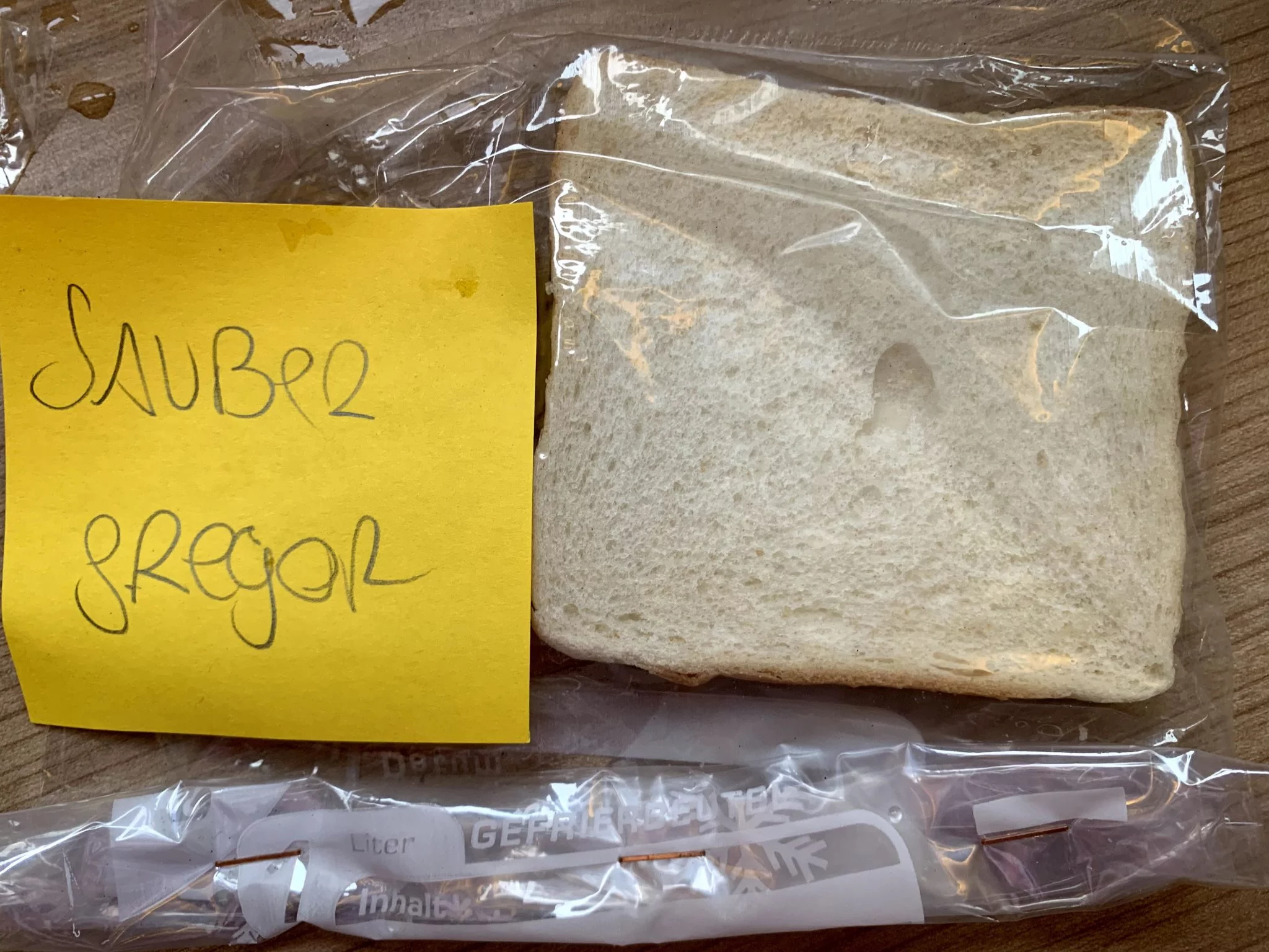 Toast-Brot mit sauberen Händen angefasst – kaum Schimmel