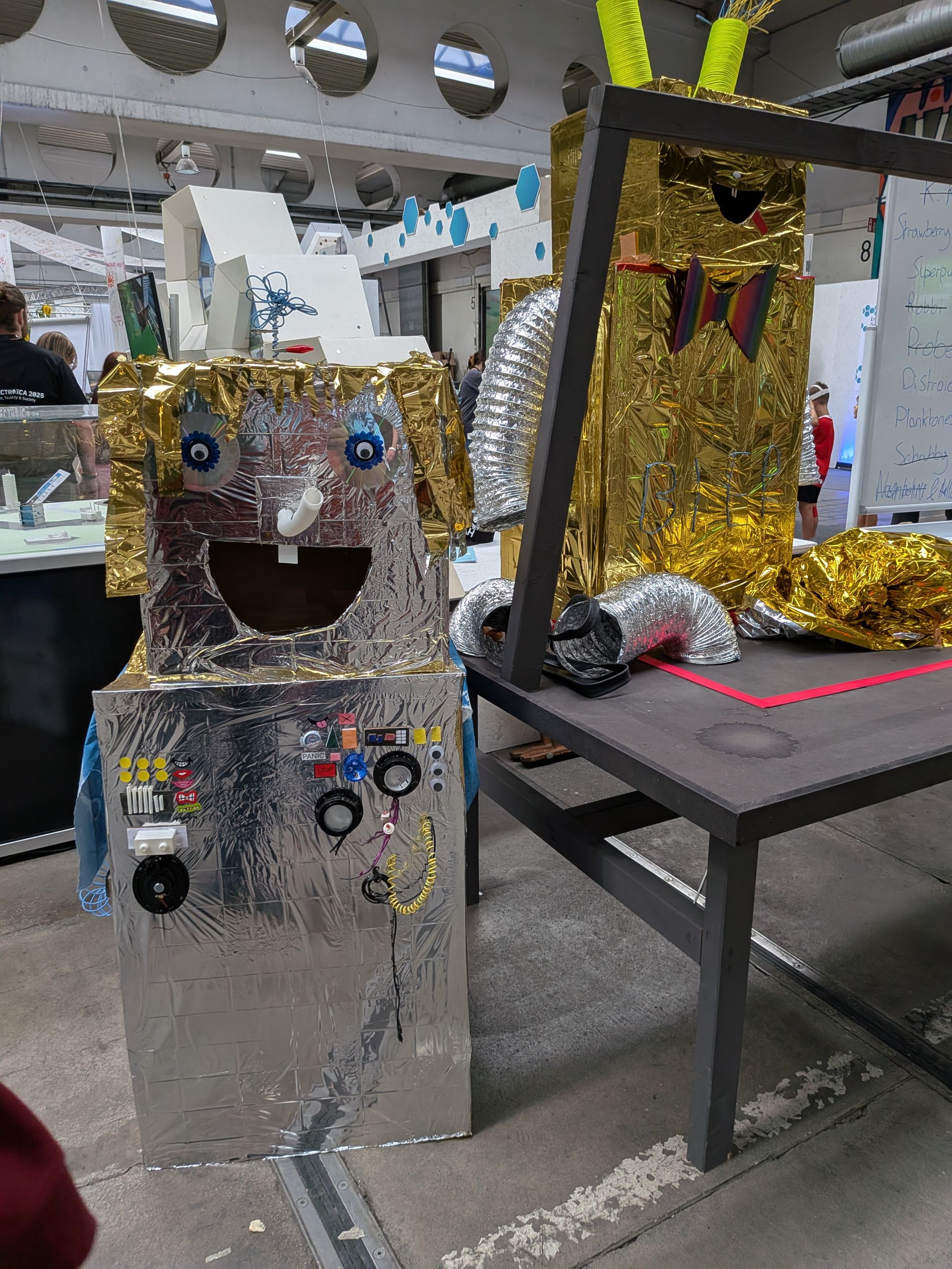 Kinder beim Shitty Robots Workshop – kreative Roboter aus Schrott