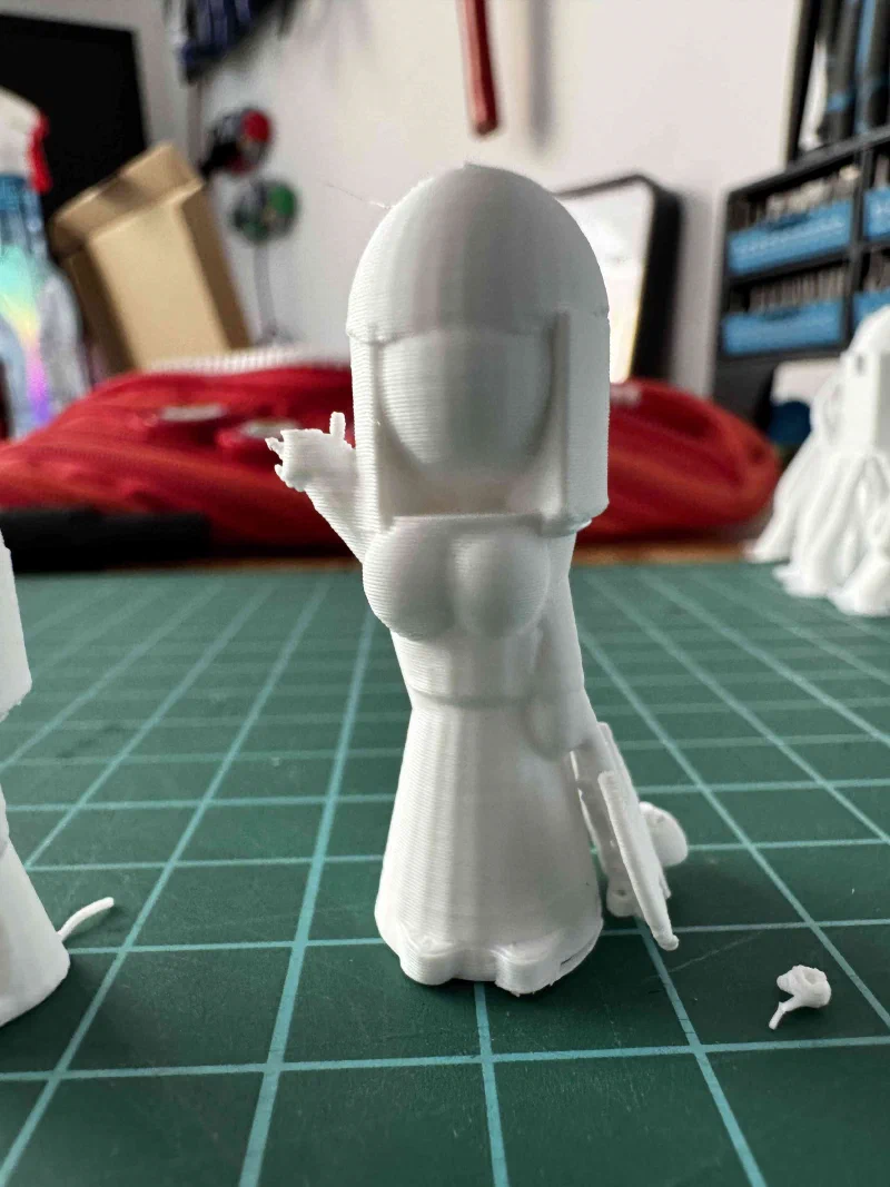 Stolze Präsentation der fertigen Schachfiguren