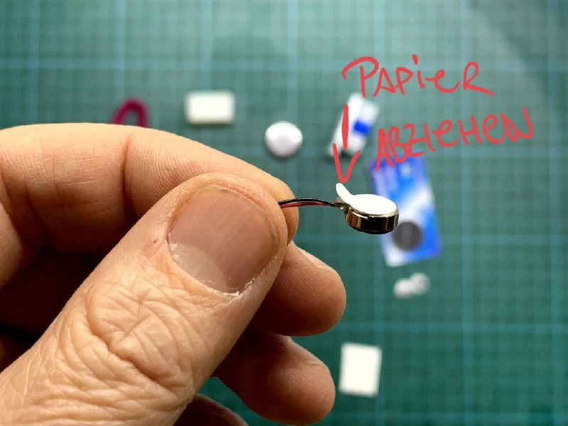 BürstiBot Bauanleitung Schritt 2 – Motor befestigen