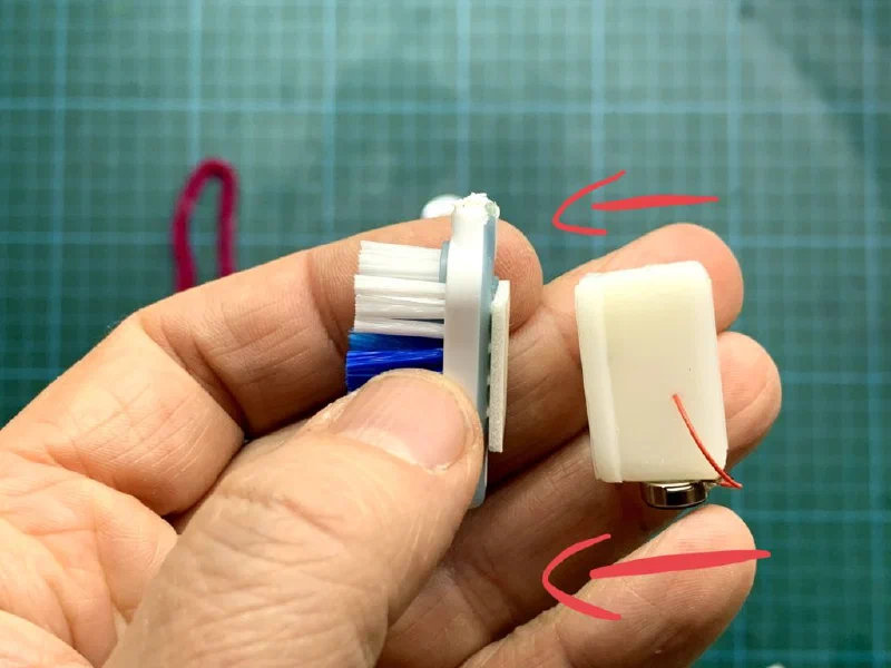 BürstiBot Bauanleitung Schritt 8 – Motor auf Bürste kleben