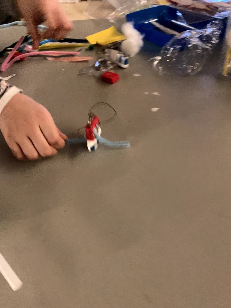 BürstiBot Mitmachstation – Kinder dekorieren ihre Bürstibots