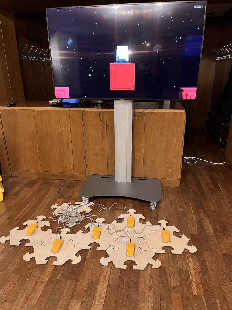 Rakete Mitmachstation KidsLab Augsburg – Spielbildschirm mit Tastern