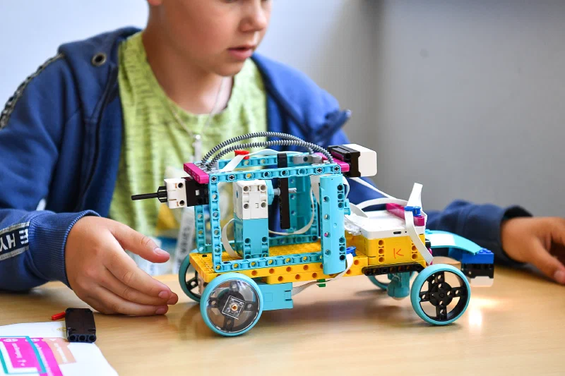 Kind mit LEGO Spike Prime Roboter Nahaufnahme