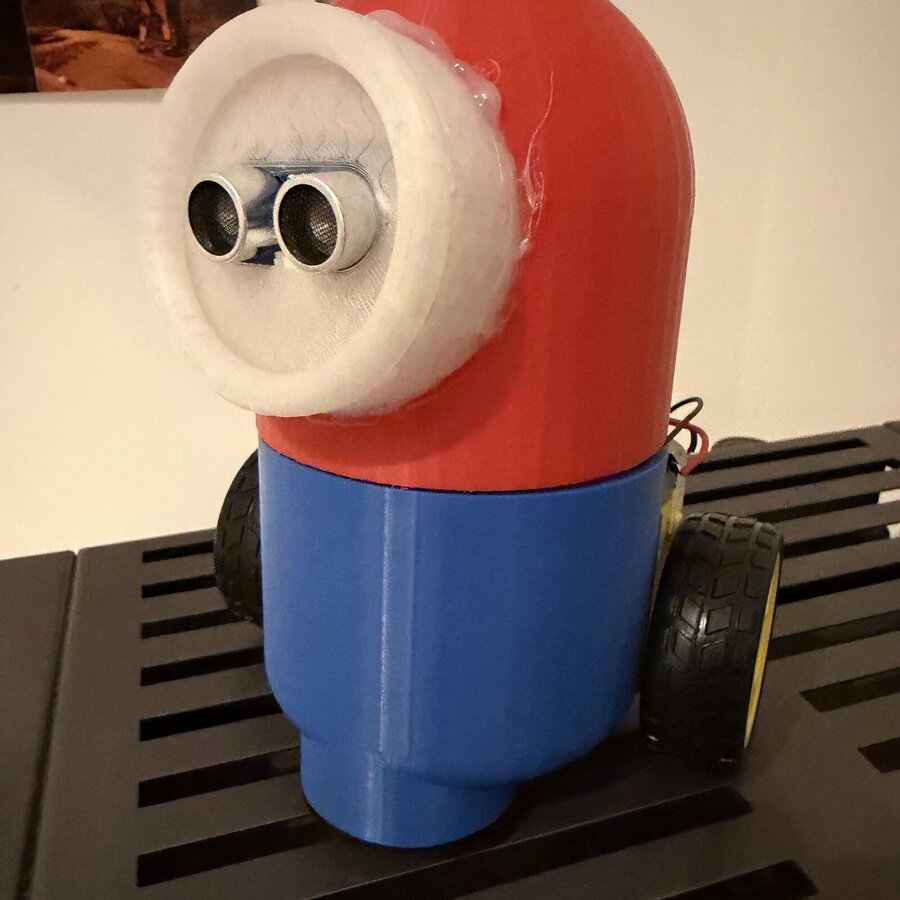 Selbstgebauter Roboter mit 3D-gedrucktem Gehäuse und Ultraschallsensor