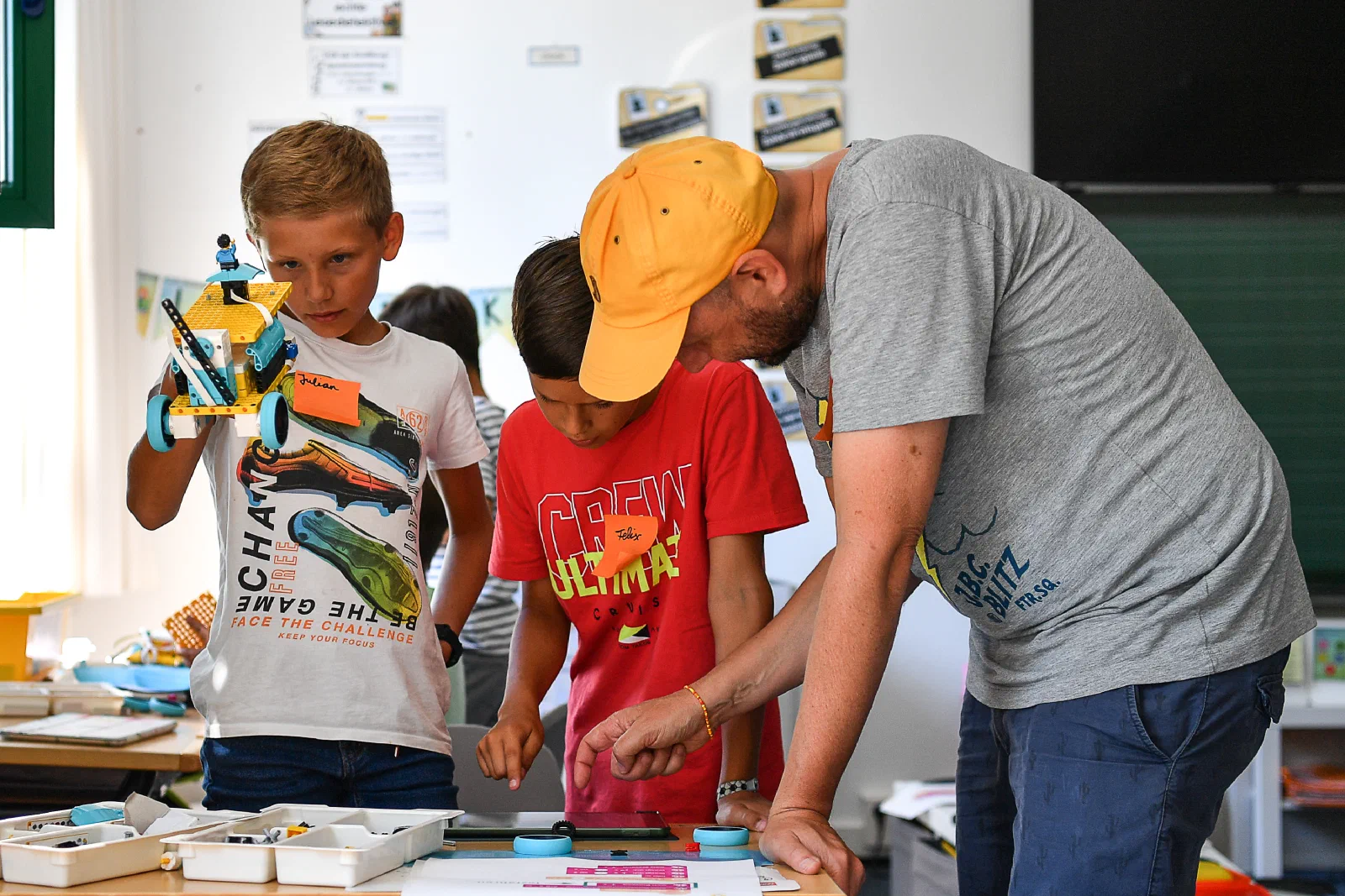 Kinder bauen im Lego-Ferienkurs in Augsburg einen Lego-Spike-Prime-Roboter